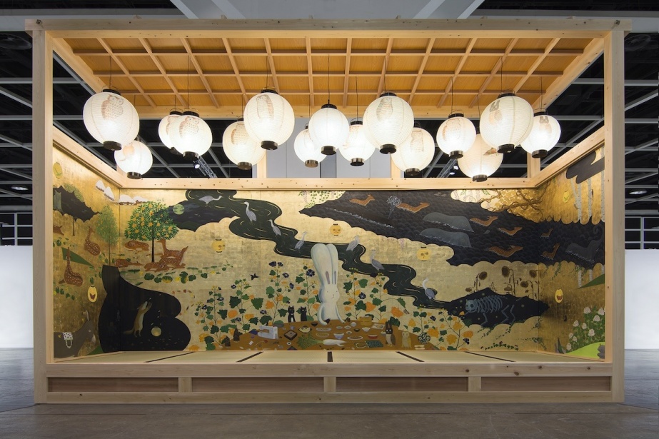 Atsushi Kaga

Atsushi Kaga, 'Ukiyo-e' Acrylic and imitation gold leaf on linen in 5 panels, timber, tatami mats, electrified paper lanterns. 2024. Image courtesy the artist.