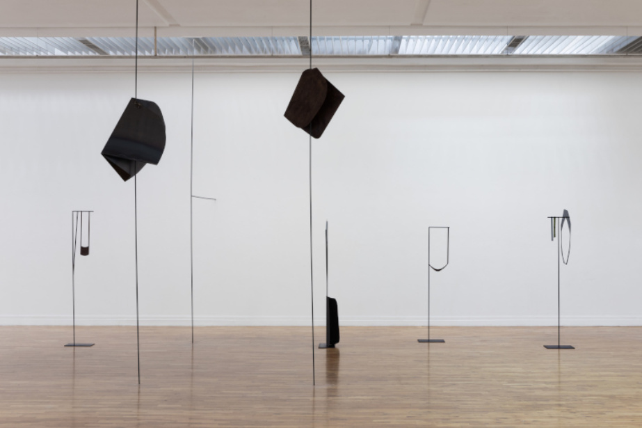 Niamh O&#039;Malley

Exhibition view (Posts, series) 2019 Steel, wood, glass, Dimensions variable