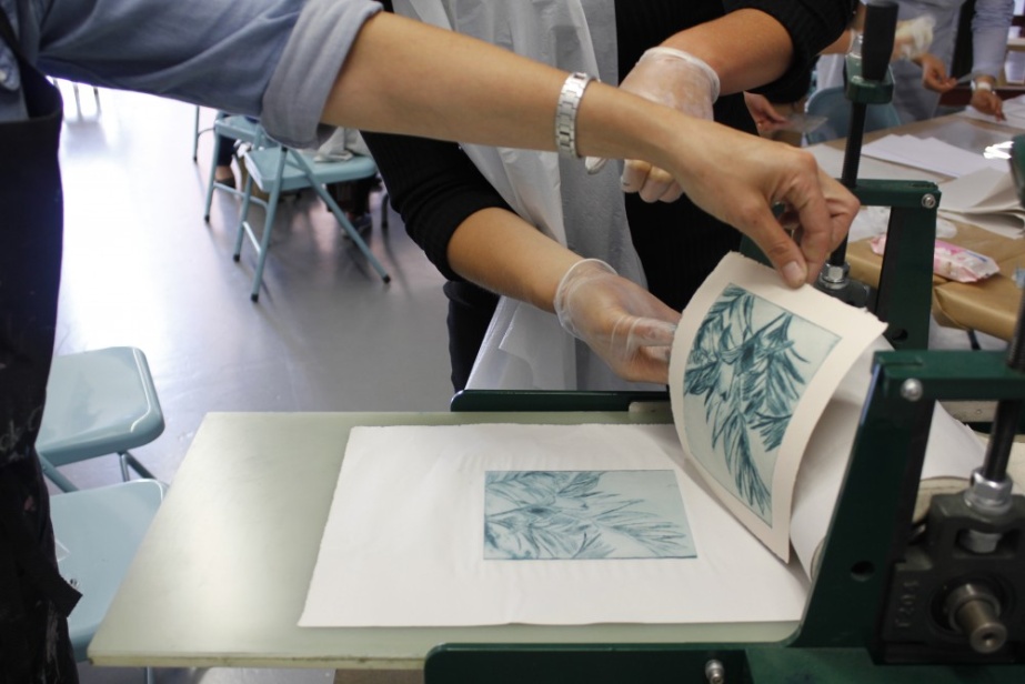 Making Connections Summer School: Exploring Printmaking with Janine Davidson

Image: Exploring Printmaking workshop with Janine Davidson during the 2018 Making Connections: Summer School