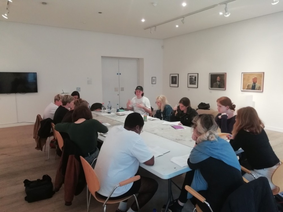 Young Art Writers Programme 2019

Young Art Writers Programme 2018 Writing workshop with Aidan Wall