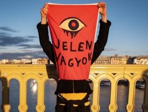 Rachel Fallon, Jelen Vagyok - Red Apron digital performance documentation for Adsum / I Am Present / Jelen Vagyok, Budapest Galeria, Budapest  2023. Photography by Gabriella Csoszó, courtesy the artist.