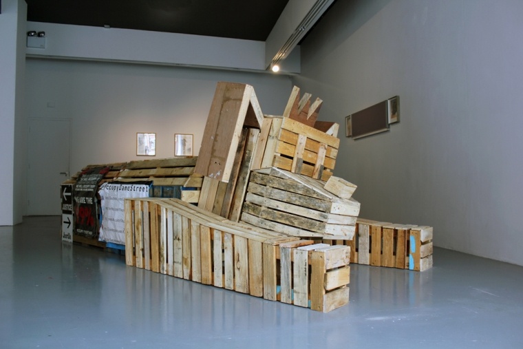 Alan Butler, Gabriele Beveridge, Juliette Bonneviot, Mick Peter, Peles Empire (Katharina Stoever and Barbara Wolff) entrance, entrance

Here They Come, 2012, Temple Bar Gallery + Studios. Courtesy of the artist.