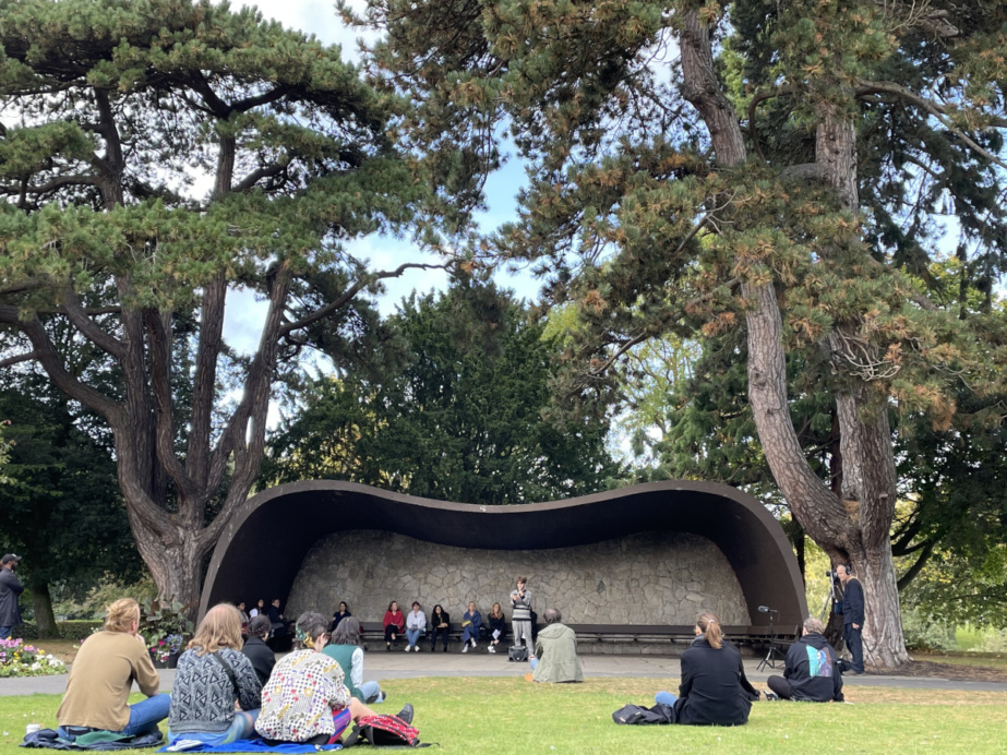 &#039;Shelter Bread &amp; Freedom&#039; Remote Readings

Sarah Pierce, Shelter Bread & Freedom. Remote readings in People’s Garden Shelter, Phoenix Park, Dublin, 10 October 2021. Photograph by Alice Rekab.